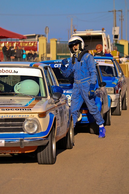 手拿彩带和 手拿彩带和